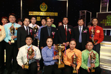 阿不來提·阿不都熱西提副主席,時任國家質檢總局局長王勇、婁勤儉副部長與參賽選手合影留念